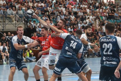 Ademar León y Cangas Frigoríficos del Morrazo en su encuentro de la primera vuelta.