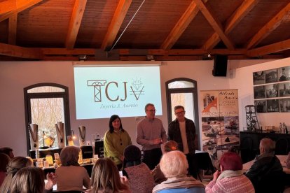 El director del museo junto a los responsables de esta iniciativa.