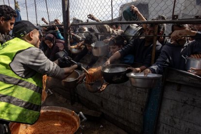 Palestinos desplazados, incluidos niños, reciben comida en Khan Yunis.