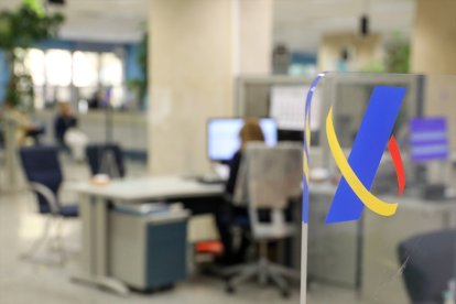 Archivo - (Foto de ARCHIVO) (Foto de ARCHIVO)Una empleada trabaja en una oficina de la Agencia Tributaria  MARTA FERNÁNDEZ / EUROPA PRESS 05/4/2022.