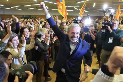 El candidato  del PP a la Presidencia de Aragón, Jorge Azcón, sigue los resultados en la sede regional del partido en Zaragoza, en la noche electoral de las elecciones autonómicas de Aragón.