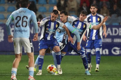 La Ponferradina y el Celta Fortuna se vaciaron sobre el campo de El Toralín en un partido muy físico.