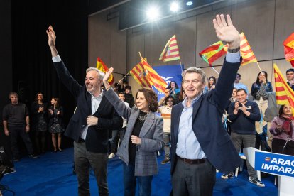El presidente del Partido Popular, Alberto Núñez Feijóo (1d), acompañado del presidente de la Comunidad Autónoma y candidato a la reelección, Jorge Azcón (1i), y la alcaldesa de Teruel, Emma Buj (c), durante la clausura de un mitin en el Centro Sociocultu.