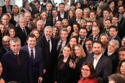 Feijóo con Azcón, Mañueco y otros dirigente del PP, ayer, tras la Junta Directiva Nacional.