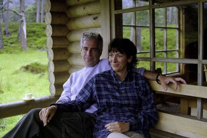 Una foto de archivo de Jeffrey Epstein con Ghislaine Maxwell, que ha pedido el industo a cambio de exculpra a Trump.