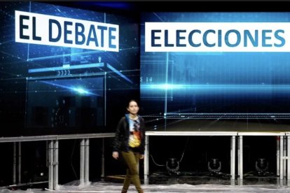 Técnicos de RTVCyL preparan un plató.