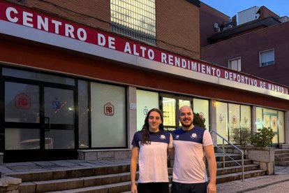 Nerea Rodríguez, junto a su entrenador Javier Díez.