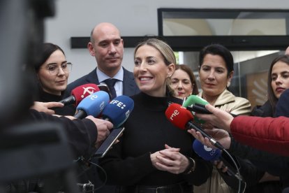 María Guardiola atiende a la prensa tras la reunión con el presidente de la Asamblea de Extremadura, Manuel Naharro.