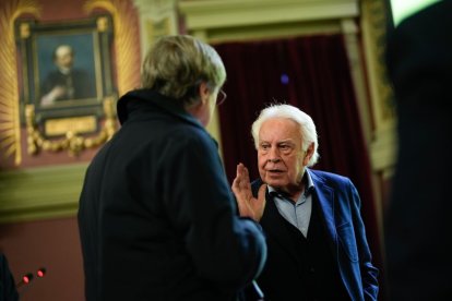 Felipe González tras participar en una charla de 'Los desayunos del Ateneo' junto a un grupo de periodistas.