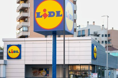 Exterior de un supermercado Lidl, la cadena alemana que ha lanzado la tarta corazón que se está agotando por San Valentín.