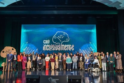Foto de familia de los premiados en la gala Inclusivamente.