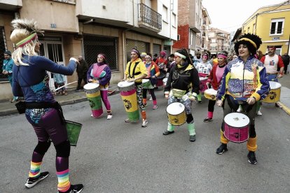 El desfile de Santa María del Páramo implica a los vecinos de todas las edades. ramiro