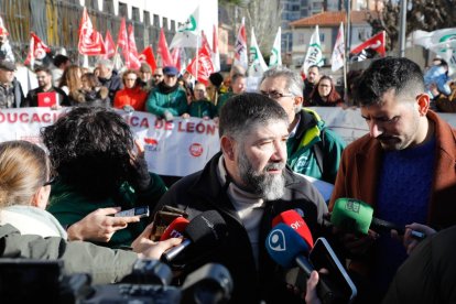 El presidente de la asociación vecinal de Pinilla, David Martínez, en la protesta ante el colegio Antonio Valbuena.