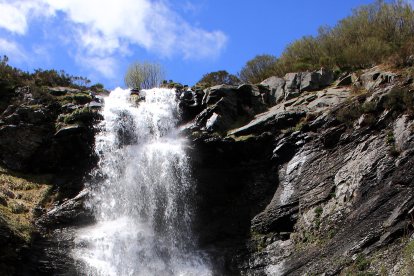 Agua ladera abajo en una de las cascadas del norte de León