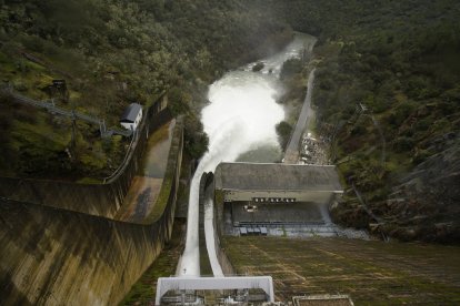 Desembalse de la presa del pantano de Bárcena (León), debido a la gran cantidad de lluvia acumulada por el temporal de lluvias