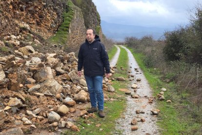 Santiago Castelao, junto al tramo de muralla caído.