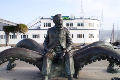 Estatua de Julio Verne en el muelle de Vigo.