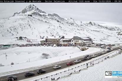 Vista de la estación de esquí de San Isidro con atasco de coches este domingo.