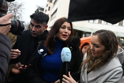  La actriz Elisa Mouliáa realiza declaraciones a la prensa.