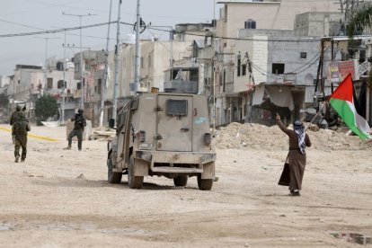 Tropas israelíes toman posiciones en una calle principal del campamento de refugiados de Nur Shams.