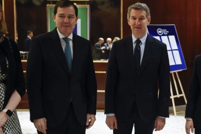 El presidente de Castilla y León, Alfonso Fernández Mañueco, con Alberto Núñez Feijóo.