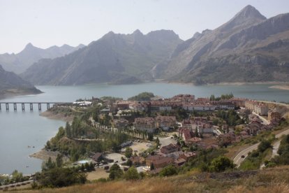 Riaño, con vista al fondo de la entrada a la zona de Bachende y el valle de Anciles.