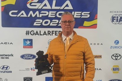 Francisco Javier Yusto, com su trofeo de lbronce.