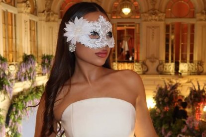Diseño firmado por Silvia Fernández Atelier en el espectacular baile de máscaras de Los Bridgerton celebrado en el Casino de Madrid, donde la estética de Regencia se reinterpretó en clave contemporánea