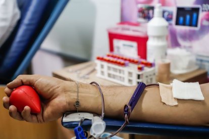 Una persona dona sangre, un proceso que dura unos diez minutos.