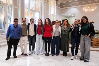Representantes de los partidos Movimiento Sumar, IU, Más Madrid y los comunes posan al inicio del acto de refundación de la coalición Sumar para las próximas elecciones generales bajo el lema 'Un paso al frente', este sábado en Madrid. EFE/ Borja Sánchez-Trillo.