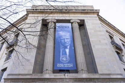 Una pancarta de Trump cuelga del lateral del Departamento de Justicia en Washington.