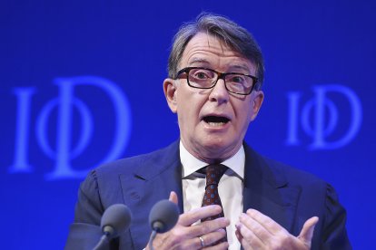 Fotografía de archivo del 6 de octubre de 2015 del exministro laborista Peter Mandelson hablando durante la convención del Instituto de Directores en Londres (Reino Unido). La Policía británica detuvo este lunes a Mandelson para ser interrogado bajo sospecha de mala conducta en cargo público, por supuestamente haber facilitado información oficial sensible al fallecido pederasta convicto y multimillonario estadounidense Jeffrey Epstein.