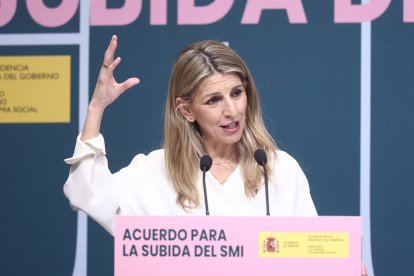 16/02/2026 La vicepresidenta segunda y ministra de Trabajo y Economía Social, Yolanda Díaz, interviene durante el acto de la firma del acuerdo para la subida del salario mínimo interprofesional (SMI) para 2026, en la sede del Ministerio de Trabajo y Economía Social, a 16 de febrero de 2026, en Madrid (España). El Gobierno y las organizaciones sindicales formalizan la subida del salario mínimo interprofesional (SMI) para 2026, que se sitúa en 1.221 euros mensuales en catorce pagas, tras un incremento del 3,1%. La nueva cuantía supone 37 euros más al mes y 518 euros adicionales al año respecto al SMI vigente en 2025 y beneficiará a unos 2,5 millones de trabajadores.
POLITICA 
Eduardo Parra - Europa Press
