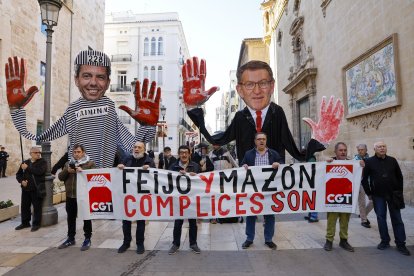 Entidades sociales, cívicas y sindicales de la Comunitat Valenciana se concentran en las puertas de Les Corts Valencianes para reclamar cárcel para el expresident de la Generalitat Carlos Mazón por su gestión de la dana del 29 de octubre de 2024, en la que fallecieron 230 personas.