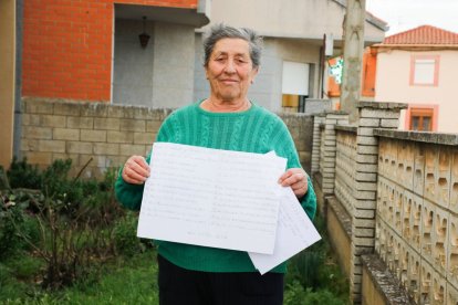 Victorina Martínez Román, en el patio de su casa en Alija del Infantado, con las cabañuelas que atesora de año en año.