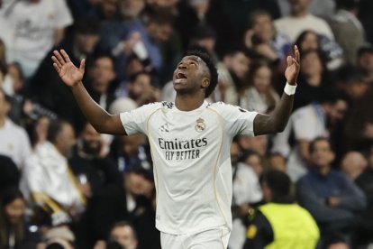 Vinicius celebra su gol al Benfica que sellaba de manera definitiva la clasificación del Real Madrid a los octavos de final.