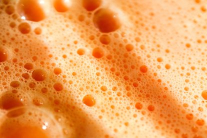Detalle macro de las burbujas del tradicional refresco de naranja conocido como butano en León.