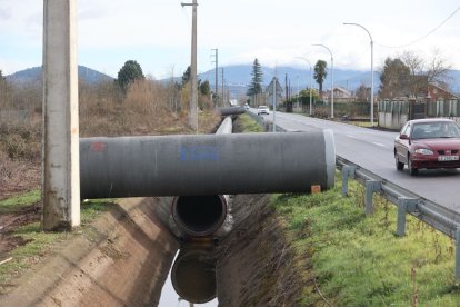 Trabajos de canalización del regadío del Canal Bajo del Bierzo.