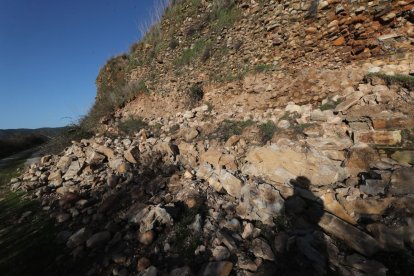 Uno de los derrumbes de la muralla en Castro Ventosa.  El acceso al yacimiento está cortado.