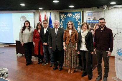 Responsables del informe, Enrique Cabero y portavoces de los grupos en las Cortes.