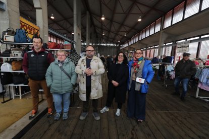 Un momento de la inauguración este viernes de la Feria de las Rebajas de Ponferrada en el Museo del Ferrocarril.