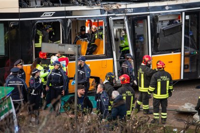 Los servicios de emergencia inspeccionan el lugar de un accidente después de que un tranvía descarrilara en la zona de Porta Venezia de Milán, en Milán, Italia, 27 de febrero de 2026. Una persona murió y casi 40 resultaron heridas después de que un tranvía descarrilara y chocara contra un edificio cercano, según el departamento de bomberos que opera en la escena. (Italia) EFE/EPA/DAVIDE CANELLA.