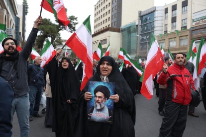 Iraníes se reúnen durante protestas anti-EE.UU. e israelíes en Teherán, con un retrato del líder supremo iraní, Ali Jameneí. EFE/EPA/ABEDIN TAHERKENAREH.