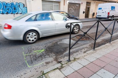 Un bache en una de las calles del barrio de La Palomera.