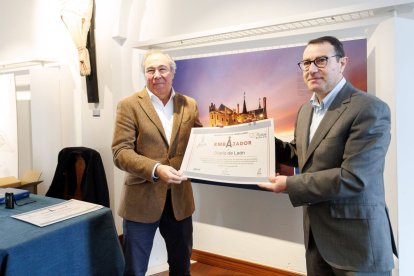 El director de El Diario de León, Joaquín S. Torné junto con el director de El Palacio de Gaudí, Víctor Murias.  Directores que han asistido a la entrega.