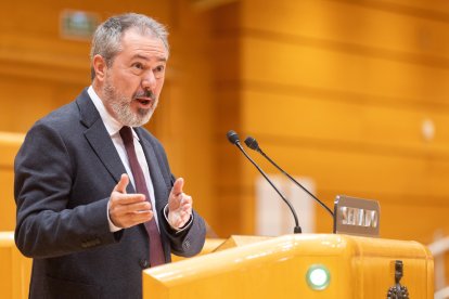 04/02/2026 El senador del PSOE, Juan Espadas, durante una sesión plenaria, en el Senado, a 4 de febrero de 2026, en Madrid (España). La Cámara Alta aborda el debate de proyectos y proposiciones de ley, como la Proposición de Ley de defensa y protección de los símbolos oficiales, así como varias mociones sobre el caos ferroviario, la regularización masiva de inmigrantes y el 40 aniversario de la adhesión de España a la Unión Europea.
POLITICA 
Eduardo Parra - Europa Press