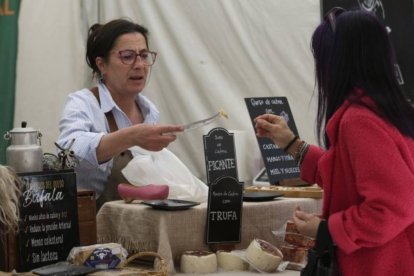 Degustaciones y venta directa de quesos artesanos protagonizan la Feria del Embutido y el Queso en la Plaza Mayor de La Bañeza.