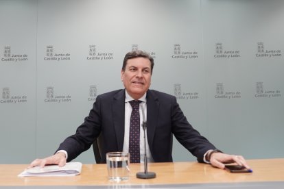 El consejero de Economía y Hacienda y portavoz, Carlos Fernández Carriedo, comparece en rueda de prensa posterior al Consejo de Gobierno.