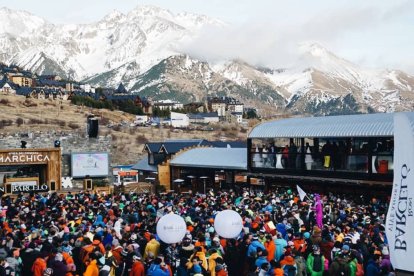 El après-ski de Marchica, en Formigal, es uno de los más famosos de España y reúne cada tarde a cientos de esquiadores tras el cierre de las pistas