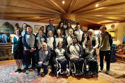María Martín-Granizo, en el centro al fondo, junto al resto de la delegación paralímpica española.